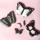Un joli assortiment de papillons roses et noirs