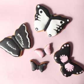 Un joli assortiment de papillons roses et noirs