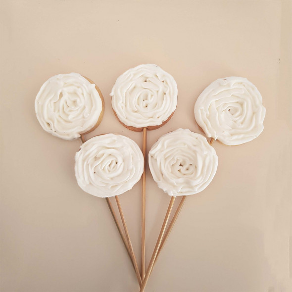un joli bouquet de roses blanches