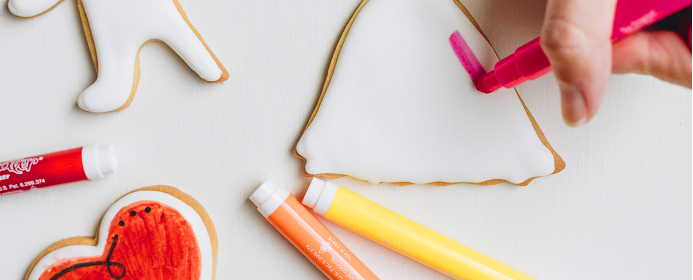 Biscuits glacés en blanc à décorer avec des feutres alimentaires pour les enfants présentés dans de jolies boîtes à décorer